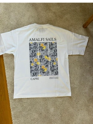 Notre sucess T-shirt - Hej 👋 säljer denna populära t-Shirten den är knappt använd och har inga defekter. Jag har kvar de saker man fick vid köp och allt ingår. 