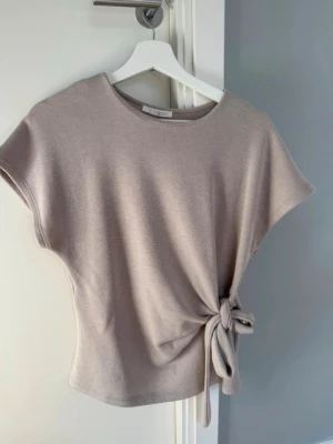 Viral knyt tröja - Beige viral knyttröja från Zara. Med prislapp. Storlek S. Kommer tyvärr inte till användning. 