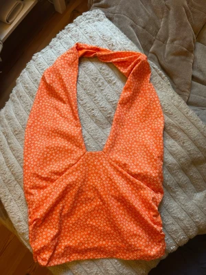 Orange blommig halterneck topp - Jätte söt sommartopp perfekt om man vill ha lite färg på sig😍