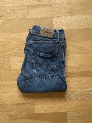 Replay jeans  - Replay jeans - Skick 8 | Nypris ca 1200kr mitt pris endast 249! | Modellen görs inte längre (kidsbrandstore) | Passar 14 åringar | Riktigt schyssta | Hör av dig vid fundering, fråga eller vill ha mer bilder! 📩FÖRST TILL KVARN OBS! Jeansen ser skrynkliga ut på bilden men är ej de i verkligheten!