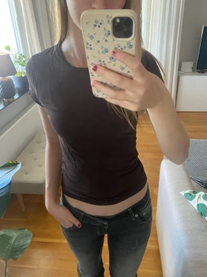 Mörkbrun tight t-shirt - En enkel mörkbrun t-shirt med tight passform och korta ärmar. I storlek S från Gina tricot. I mycket bra skick💕