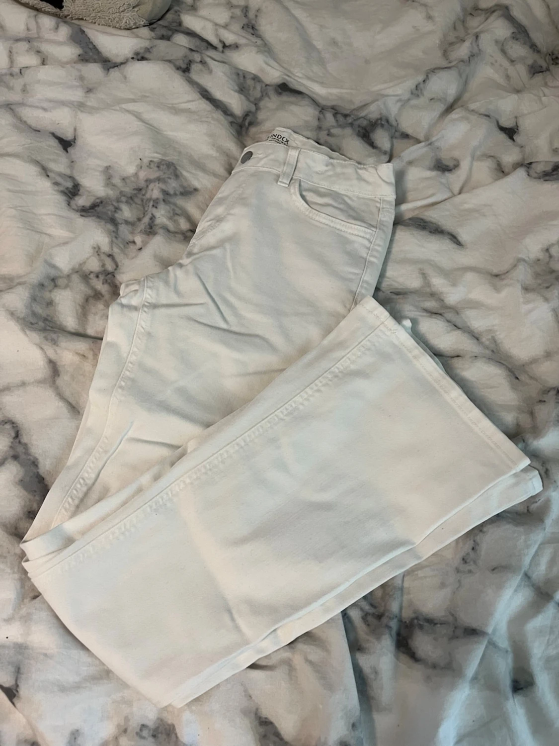 Vita bootcut jeans med medel midja