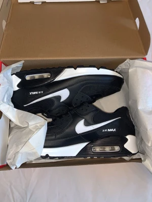 Nike Air Max 90  - Ett par airmax 90 sitter aldrig fel! Sköna, bekväma och kan gå med vilken stil som helst🤭 Vi har flera storlekar tillgängligt , men de tar slut snabbt . Följ oss på Instagram ( 031_official ) för 10% rabatt! 