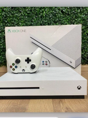  Xbox - Xbox i mycket fint skick, komplett med originalkartong och handkontroll. Konsolen är välvårdad utan synliga repor eller skador. Perfekt för gaming i 4K med snabb SSD och kraftfull prestanda. Allt fungerar som det ska och redo att användas direkt.