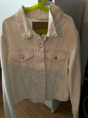 Jeansjacka - Lager 157 - Vit jeansjacka från lager, jätte söt till sommaren💞💞