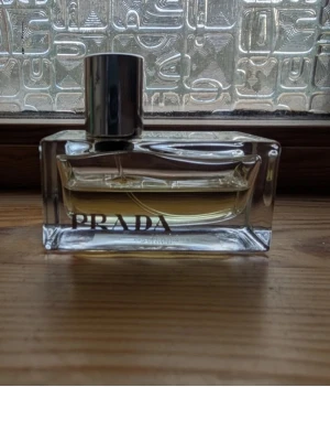Prada parfym & två miniflaskor - Reserverad! Prada amber 50 ml (halvfull) och två Versace miniatyrer. 