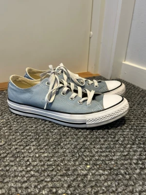 Blå converse  - Jättefina ljusblå converse. Säljer eftersom dom inte kommer till användning. Lite slitna men inga större defekter, fint skick. Skriv för frågor/bilder 💓