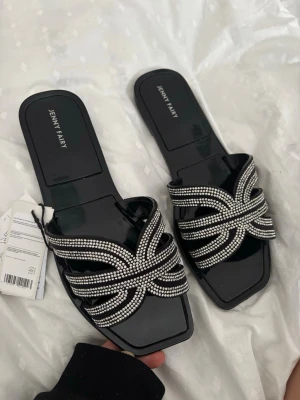 Sandaler  - Det Säljer ett par helt nya sandaler från Jenny Fairy, storlek 40, 200kr + frakt!