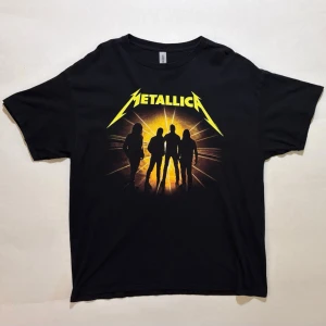 Metallica 72 Seasons Tour T-shirt - Metallica band-tee från 2023.  Trycksläpp, lite framsida och mycket baksida.  100% bomull  Skicka ett meddelande om du har frågor eller vill se fler bilder 