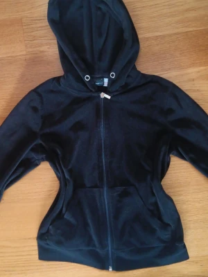 Hoodie Gina Tricot  - Svart hoodie från Gina Tricot. Har tappat snöret till luvan men annars i bra skick. Pris kan diskuteras 💕