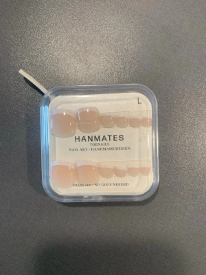  press-on tånaglar hanmates  - Säljer ett set press-on tånaglar från HANMATES i en naturlig french. Naglarna är handgjorda och kommer i olika storlekar för att passa alla tår. Ingen lim behövs, bara att trycka på. Perfekt om man vill fixa snygga tånaglar snabbt och enkelt.