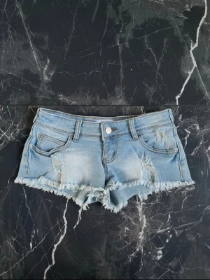Juliana Studios lågmidjade shorts - Säljer ett par lågmidjade shorts från Juliana studios i storlek xs. Hör gärna av dig vid frågor.