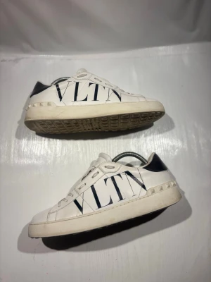 Valentino skor - Hej! Säljer nu mina skor från märket Valentino, storlek 40 bra skick, allt på bilden ingår. Tveka inte på att höra av dig om du har frågor eller funderingar kring skorna! 