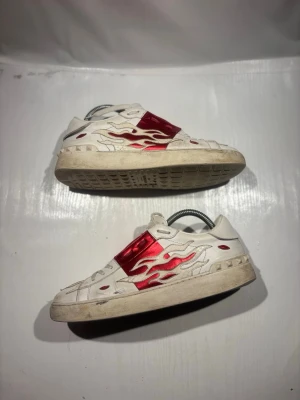 Valentino skor - Hej! Säljer nu mina skor från märket Valentino, storlek 39 bra skick, allt på bilden ingår. Tveka inte på att höra av dig om du har frågor eller funderingar kring skorna! 
