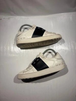Valentino open - Hej! Säljer nu mina skor från märket Valentino, storlek 37 bra skick, allt på bilden ingår. Tveka inte på att höra av dig om du har frågor eller funderingar kring skorna! 