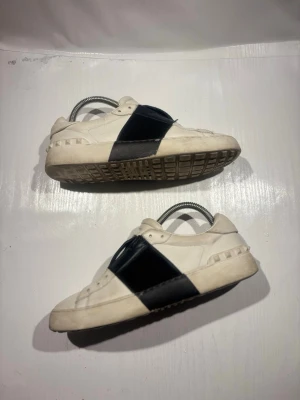 Valentino skor - Hej! Säljer nu mina skor från märket Valentino, storlek 38 bra skick, allt på bilden ingår. Tveka inte på att höra av dig om du har frågor eller funderingar kring skorna! 