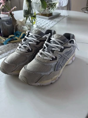 Asics  - Asics skor. Skick: 9/10. Använda 2 gånger. Otroligt snygga. Först till kvarn. Passar både 44 och 45