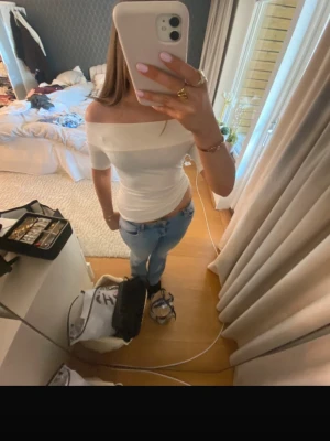 Vit off-shoulder topp - Säljer en snygg vit offshoulder topp med tight passform. 