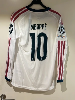 Real Madrid 26/27 Mbappe  - En Real Madrid longsleeve 26/27 Mbappe spelar version, storlek L helt ny 