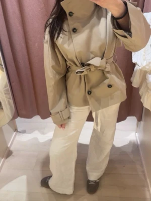 Kort beige trenchcoat med knytskärp - Super snygg!! Använd få gånger. Slutsåld 🫶🏽