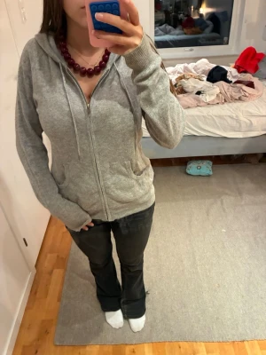 Caschmere hoodie - En superfin cashmere zip-hoodie som inte kommer till användning. Nyskick och inte ett dugg noppring och finns inga defekter. Som ny! 
