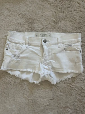Vita jeansshorts  - Jättesnygga vita superlågmidjade jeansshorts från abercrombie & fitch💞W24, passar xs