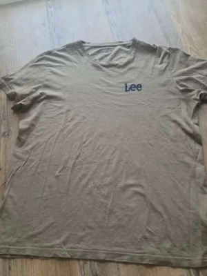 Lee grön t-shirt, storlek L - T-shirt med rund halsringning och kort ärm. Tröjan har en logotyp tryckt på bröstet.