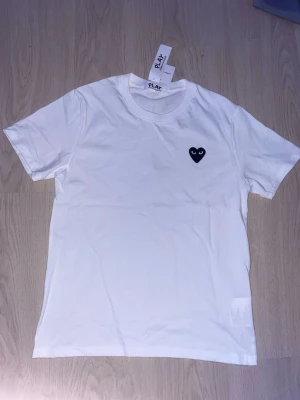 CDG T-shirt - Vit & Svart hjärta - Storlek S - Snygg cdg play T-shirt. Aldrig använd, inga skador eller fläckar. Fraktar inom 24 timmar 🚚 