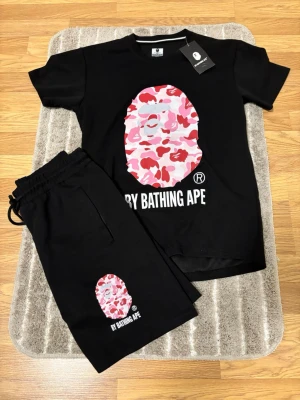 Bape Tröja och Shorts - Helt ny lite sliten tagg men annars i perfekt form. Storlek S men passar bra för M