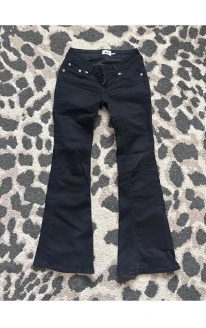 Svarta bootcut jeans med nitar - Snygga svarta bootcut jeans med låg midja och dom är använda en gång så nästan helt nya. Storlek S/short