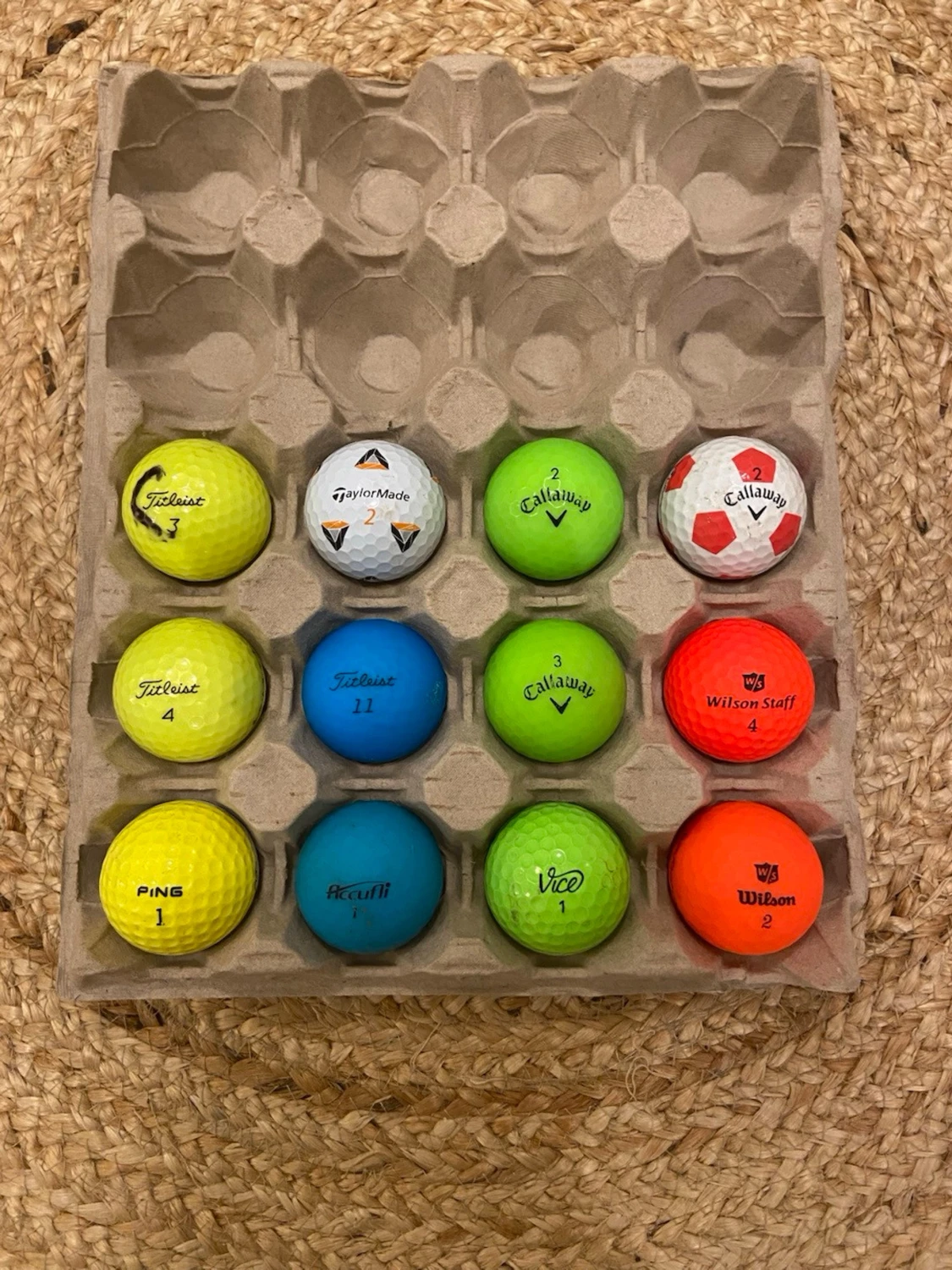 Färgglada golfbollar i olika märken
