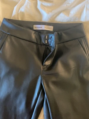 Skinnbyxor ifrån bershka  - Säljer dessa fina skinnbyxor ifrån bershka, dom har ett litet glapp där bak som du ser på sista bilden men inget man ser om man inte lyfter upp kanten och det är inget hål igenom!
