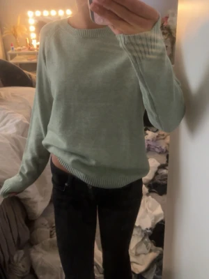 Ljusgrön stickad tröja från Haily's - Snygg ljusgrön stickad tröja från Haily's i storlek XS. Perfekt att matcha med jeans. Aldrig använd därav lappen kvar 💕 