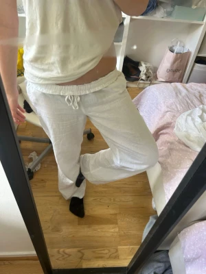 Vita linnebyxor🤍🤍 - Säljer ett par vita linnebyxor från Gina tricot i storlek 170 (XS) byxorna har en avslappnad passform och resår i midjan. Byxorna är raka i modellen och tillverkade i ett luftigt linnematerial som passar perfekt till sommaren. 