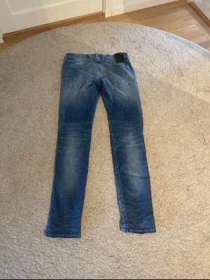 Replay Anbass 31/34 - Tja, Säljer mina Replay Anbass med Goa fades på baksidan, Använt skick och är nästan som nya. Köpts för 1799kr i butik men är tyvär försmå så dags att sälja, Pris kan diskuteras och funderingar är det bara att skriva:)