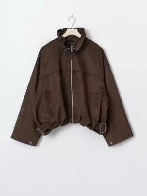 Brun mocka jacka Gina  - Cool brun skinnjacka i oversized modell med hög krage och silverfärgad dragkedja framtill. Jackan har två fickor, justerbara spännen i midjan och en avslappnad passform. Perfekt för dig som vill ha en trendig och stilren look.