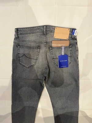 Jacob Cohen BARD Jeans Grey - Nya grå jeans från Jacob Cohen, modell BARD.