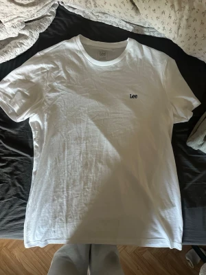 Vit t-shirt från Lee - Helt oanvänd men har fått ett litet hål efter där prislappen satt men inget som direkt syns 