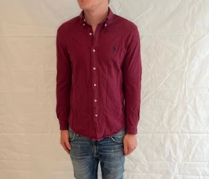 Polo Ralph Lauren Featherweight Mesh Shirt - Vinröd skjorta i bomull, Featherweight Mesh-modell, begagnad i mycket gott skick.