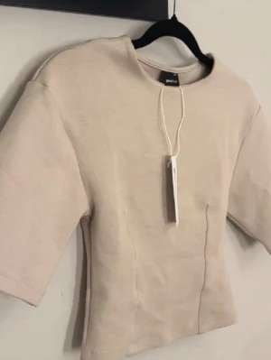 Beige topp med halvlånga ärmar och en kjol  - Snygg set 