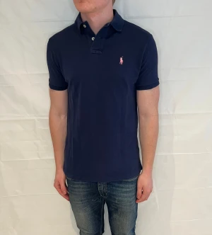 Polo Ralph Lauren Custom Slim Fit Polo - Svart herrpike i bomull, custom slim fit, storlek M, begagnad i mycket gott skick.