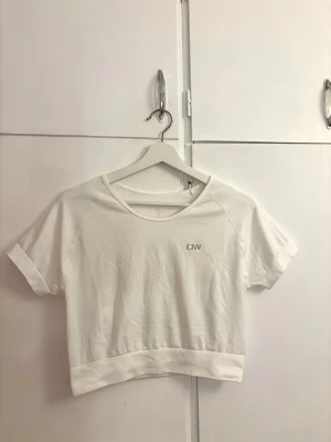 Vit croppad topp från ICANIWILL - Säljer en vit croppad topp från ICANIWILL med rund halsringning och korta ärmar. Ordinarie pris på hemsidan är 399kr. 