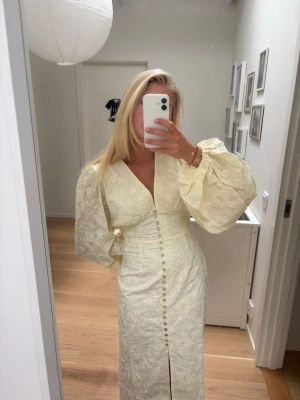ADOORE 🥰 - Säljer denna helt nya adoore klänningen med lappar kvar! Tyvärr för stor för mig🥰 