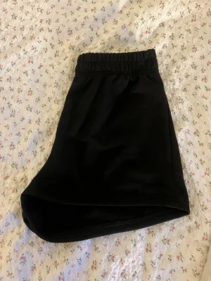 Svarta mjuka shorts med resårmidja - Ett par svarta mjukis shorts, storlek S. Från H&M.