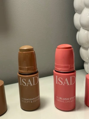 Bronzer stick från ISADORA - Sticks från Isadora som är använda fåtal gånger💕.                  Contour stick-färg-32 Beige Neutral                            Blush stick-färg-42 Rose Perfektion.   1 stick-75kr 2 stick-130💕