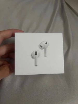 AirPods Pro gen 3 (KVITTO FINNS) - Säljer ett par hörlurar med noice cancel inga skador eller något sånt. Skriv privat för frågor eller funderingar!! Kvitto finns 🤗