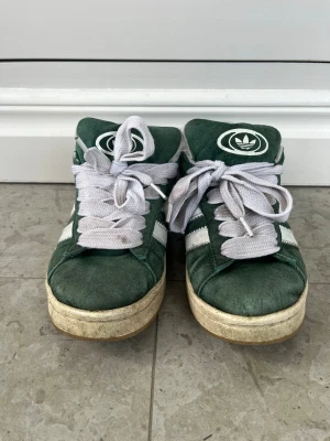 Gröna Adidas campus sneakers med mocka - Gröna sneakers från Adidas i mjuk mocka med vita detaljer.