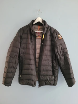 Svart dunjacka från Parajumpers - Säljer en svart dunjacka från Parajumpers. Storlek S men passar även M utan problem. Nypris ligger någonstans mellan 6-7000 kr