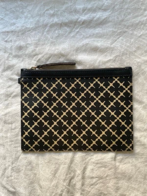Malene Birger clutch - Finns defekter, se bilder. 20x15 cm. 