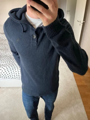 Mörkblå stickad hoodie med knappar från Abercrombie & Fitch - Säljer sjukt snygg, unik och skönt stickad hoodie Abercrombie & Fitch. Hoodien är sällsynt och svår att få tag i! Storleken är medium och tröjan har inga defekter ! 😁✌🏼——————————————————————————                                  📐| Storlek: Medium                                                             👖| Märke: Abercrombie & Fitch                                      🔎| Skick: MYCKET FINT!                                                     ✍🏻| Skriv om du har några frågor